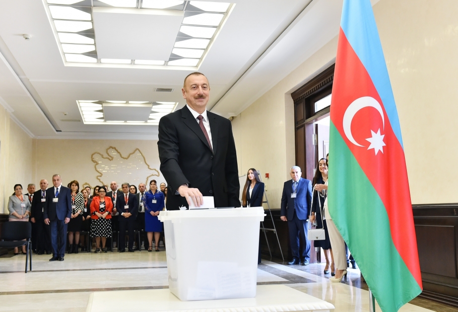 Aserbaidschans Präsident Ilham Aliyev gibt seine Stimme im Wahllokal Nr.6 ab VIDEO