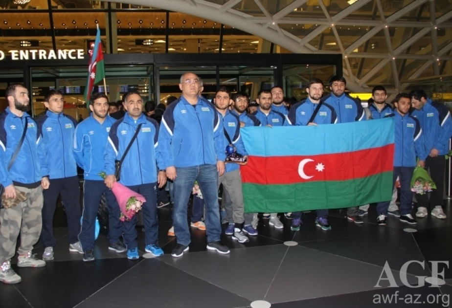 Dünya kuboku yarışlarında ikinci yeri tutan sərbəst güləşçilərimiz Vətənə qayıdıblar