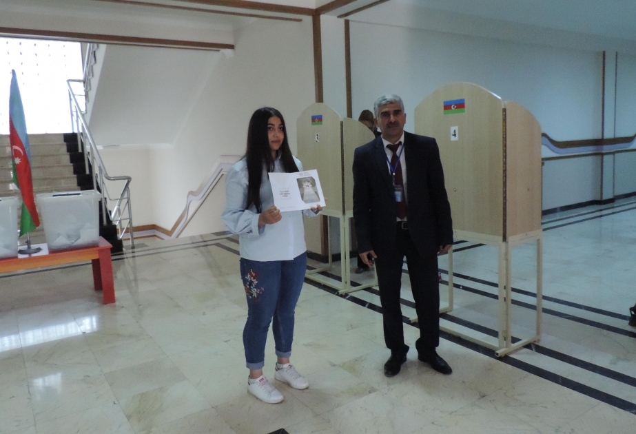 Naxçıvanda ad günü aprelin 11-nə təsadüf edən gəncə “İlk dəfə səs verən seçici” vəsiqəsi verilib