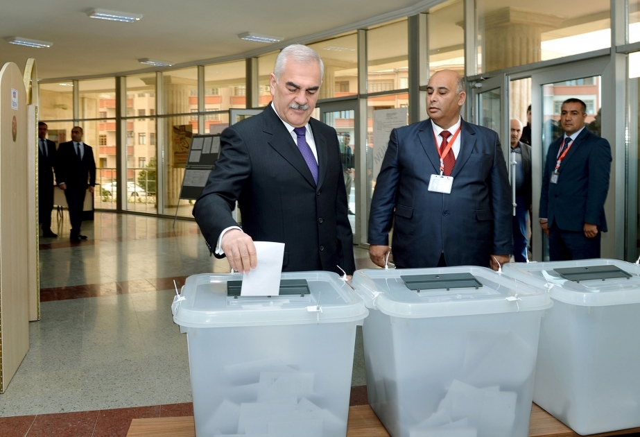 رئيس المجلس الأعلى لجمهورية نخجوان الأذربيجانية يدلي بصوته في الانتخابات الرئاسية