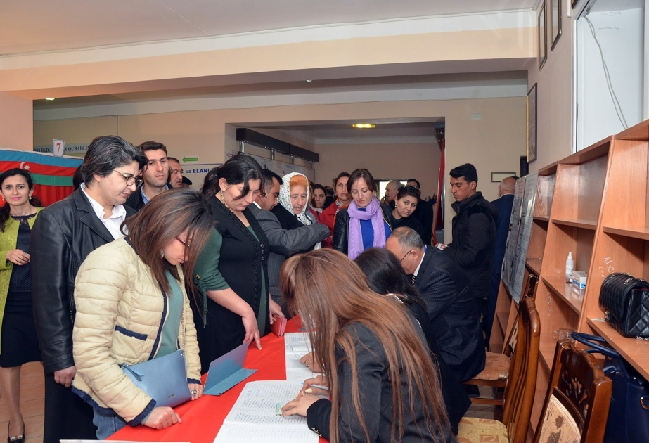 Qubadlıdan olan 108 yaşlı Məstan nənə seçki məntəqəsinə gələrək səs verib