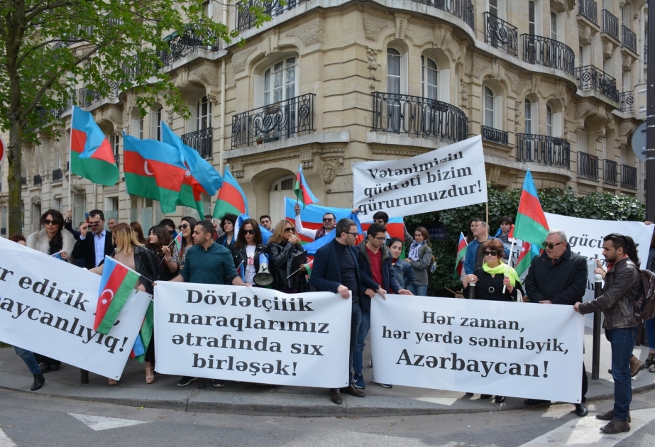 Parisdə azərbaycanlıların həmrəylik aksiyası keçirilib