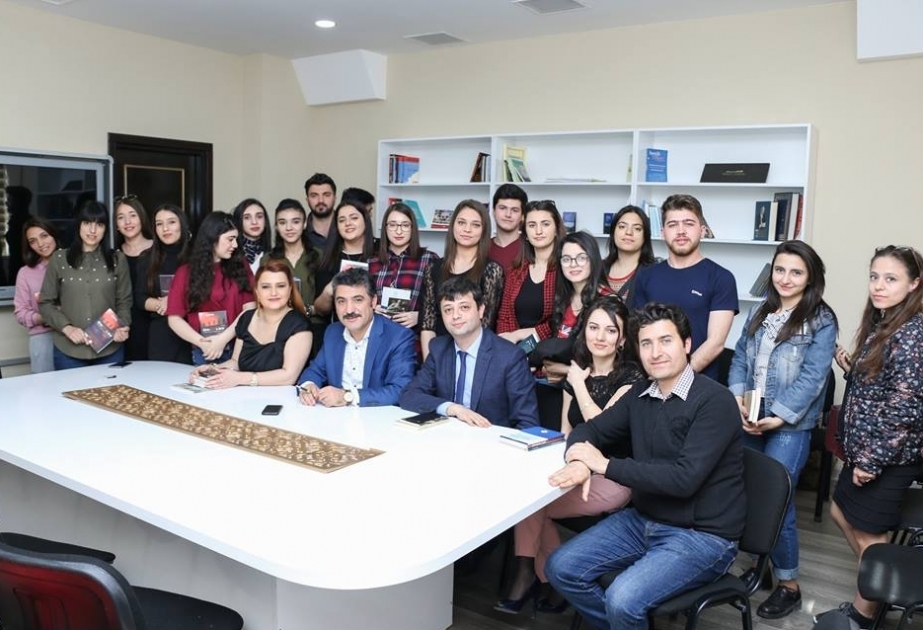 Yazıçı-publisist tələbələrlə görüşüb
