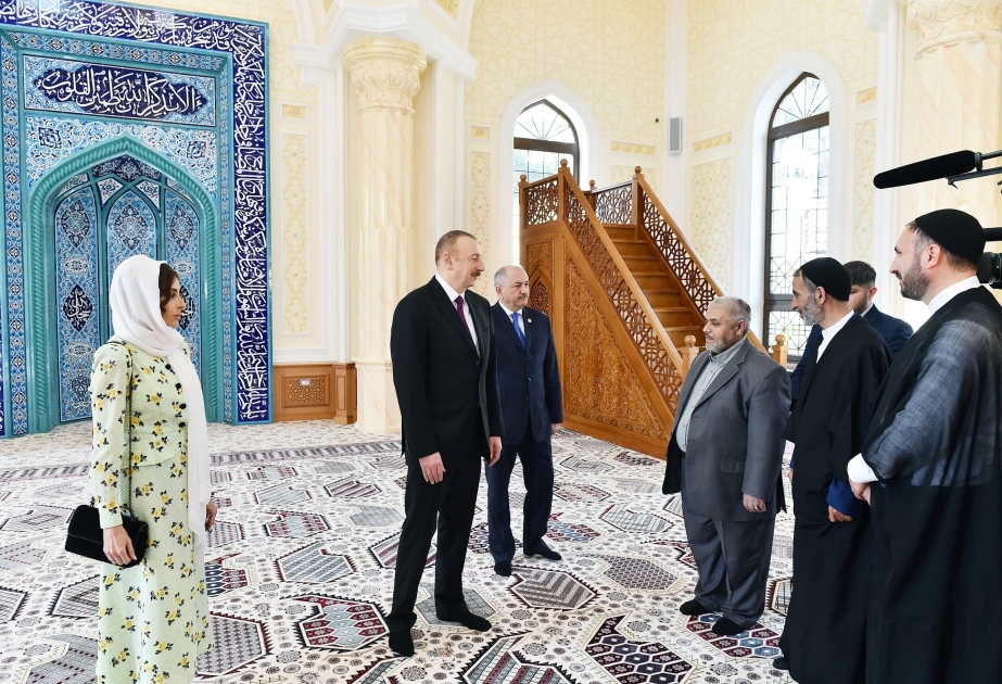 Staatspräsident Ilham Aliyev besucht neu gebaute Haji-Javad-Moschee VIDEO