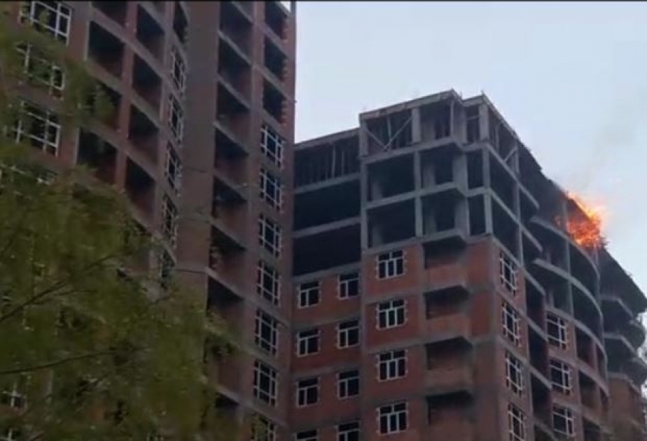 Binəqədidə tikilməkdə olan binanın yuxarı mərtəbəsində yanğın baş verib