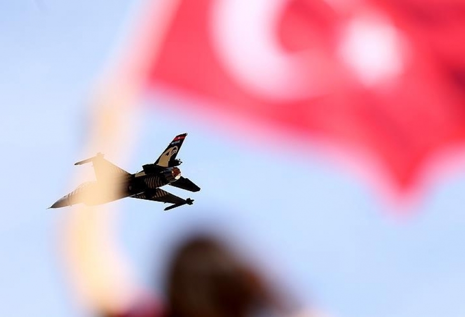 Türk pilotlar möhtəşəm uçuşlarla vətəndaşların görüşünə gəlib