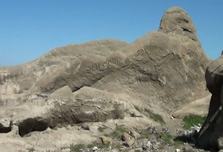 Mingəçevirdə ləpələrin yaratdığı açıq səma altında muzey -“Kiçik Qobustan”