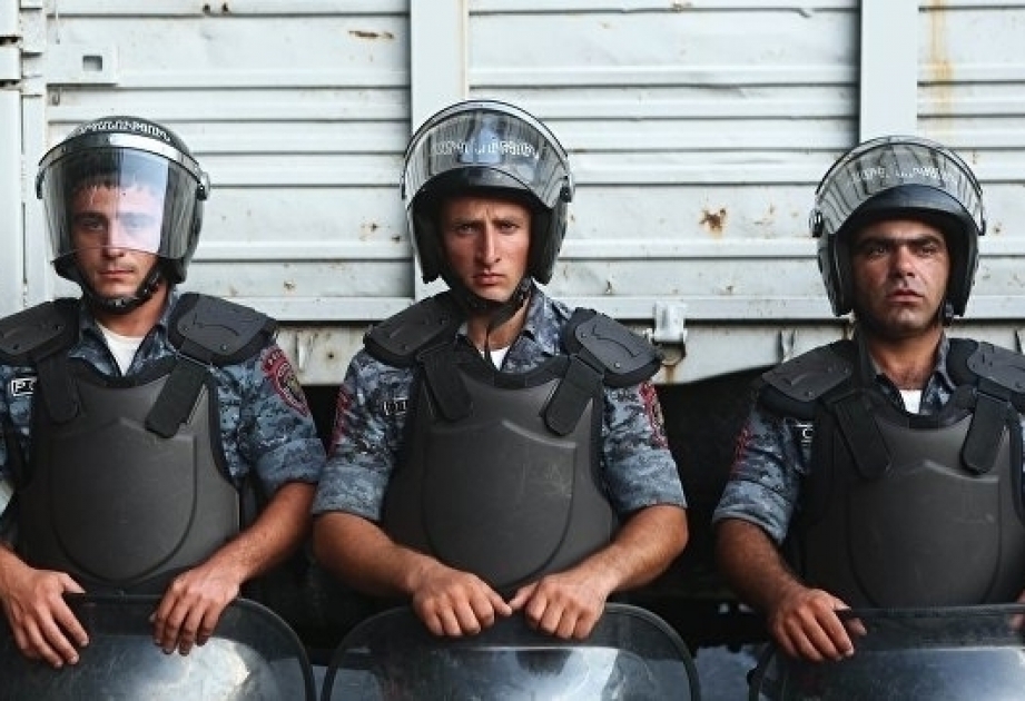 Yerevanda Sarkisyanın baş nazir postuna təyinatının əleyhdarları mərkəzi küçələri bağlayıb