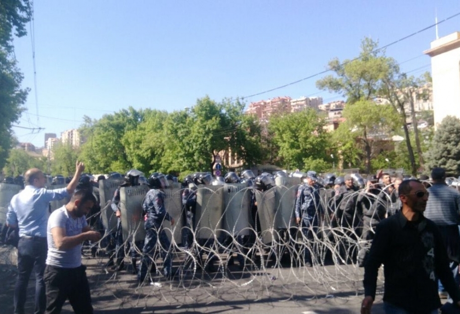 Ermənistan polisi nümayişçilərə qarşı gözyaşardıcı qaz və səs qumbaraları işlədib