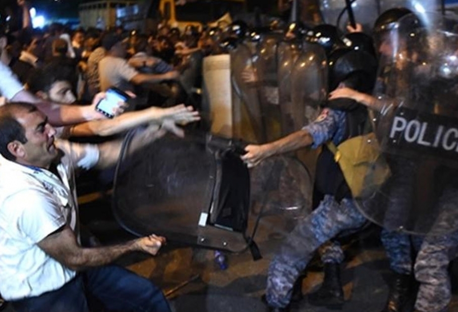 Ermənistanda mitinqçilərlə polis arasında toqquşmalar zamanı 30 nəfər saxlanılıb