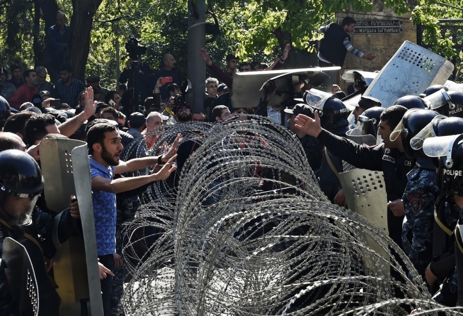 Ermənistanda aksiyaçılar parlamentə gedən yolları bağlayırlar