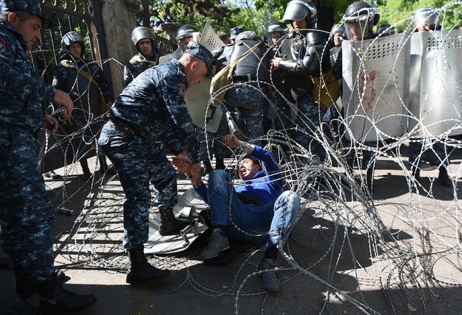Serj Sarkisyanın baş nazir seçilməsi Ermənistanda kütləvi etirazlar doğurub