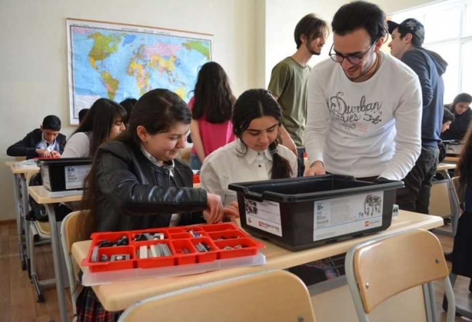 Qərbi Kaspi Universiteti Gəncə məktəbliləri üçün robototexnika təlimləri təşkil edib