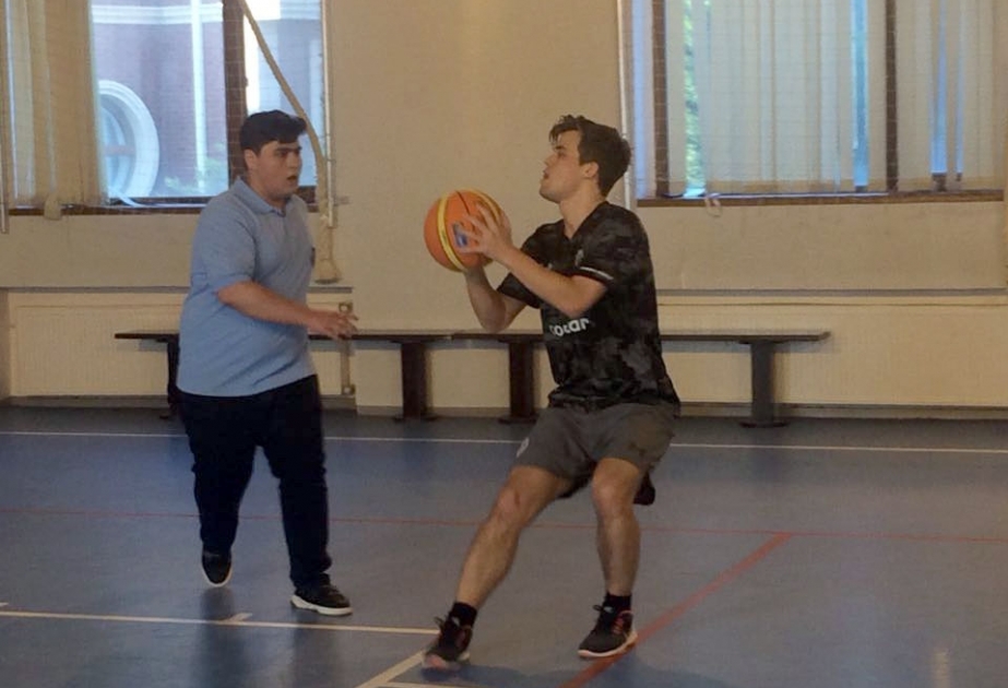 Dünya çempionu Maqnus Karlsen Şəmkirdə özünü basketbolçu kimi sınayıb