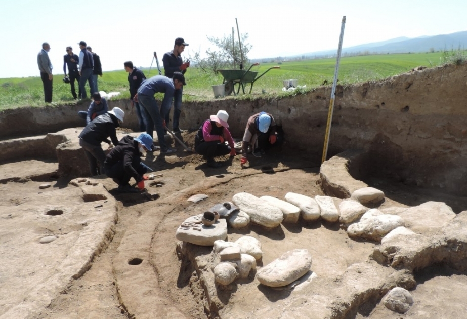 Şabrandakı Çaqqallıqtəpə abidəsində dövlətçilik ənənələrinin mövcud olduğunu sübut edən tokinlər aşkarlanıb VİDEO