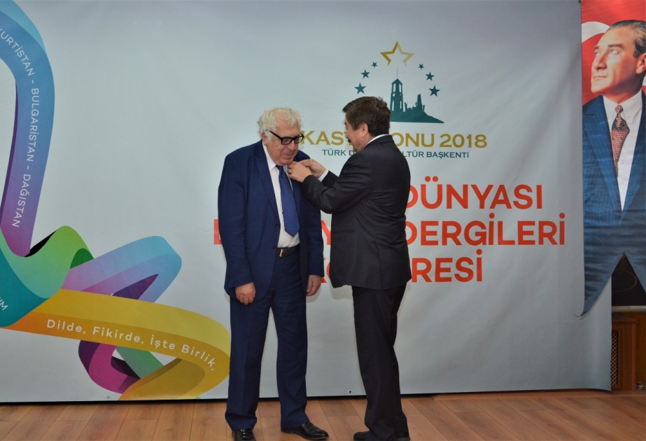 Xalq Yazıçısı Anar TÜRKSOY-un “Şərəf” medalı ilə təltif olunub