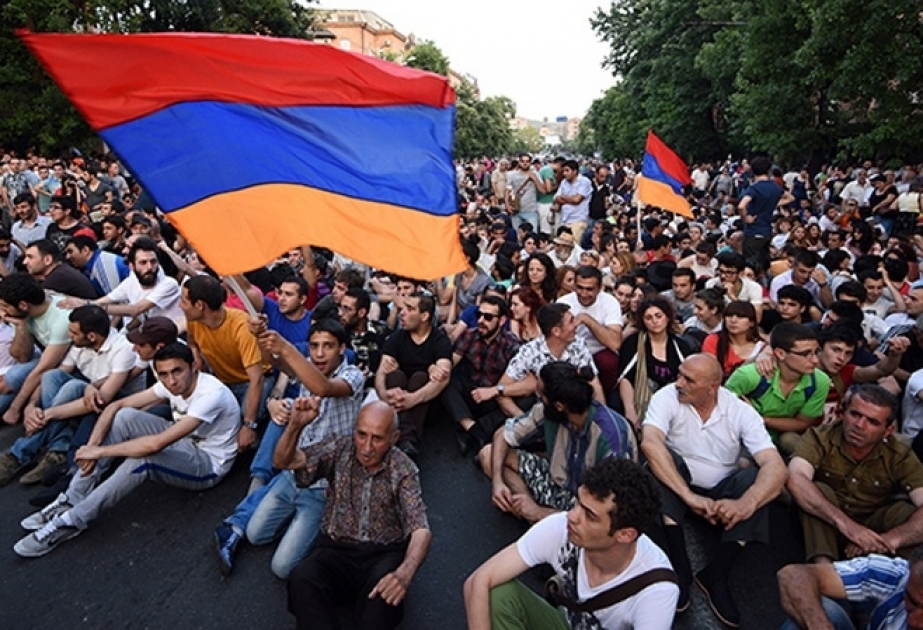 “Armeniareport”: Sovet İttifaqı dağılandan sonra ermənilər yalnız qeyri-müstəqil şəraitdə, yoxsulluq içində yaşamağı öyrəndilər