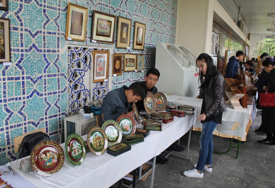 Daşkənddə keçirilən festivalda Azərbaycan rəssamı da iştirak edir