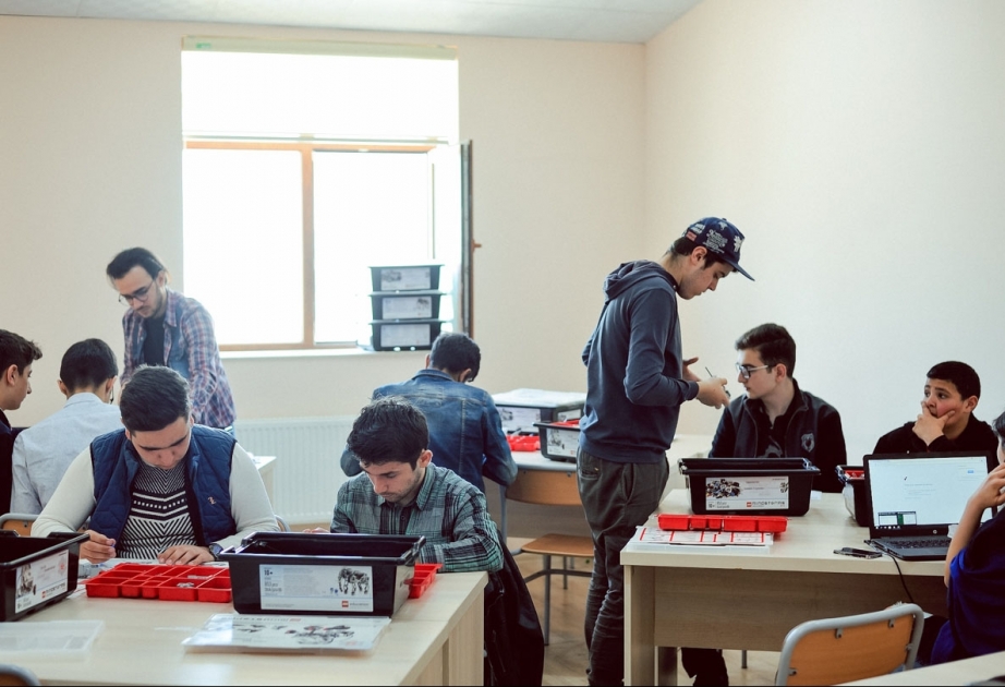 Qərbi Kaspi Universiteti Bakı məktəbliləri üçün ödənişsiz robototexnika təlimlərinə başlayıb