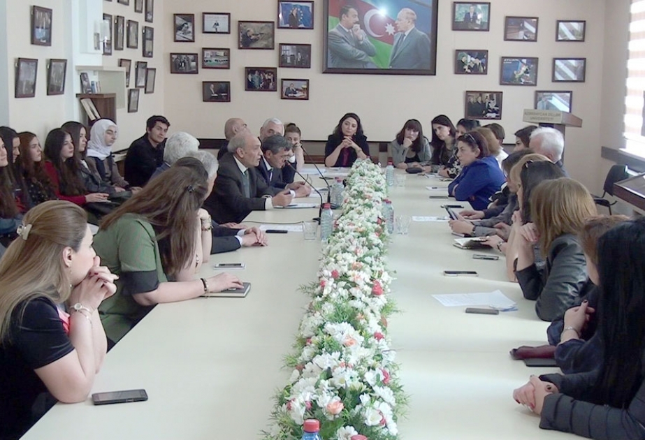 Dillər Universitetində “Azərbaycan şifahi xalq ədəbiyyatı və dil” mövzusunda müzakirələr aparılıb