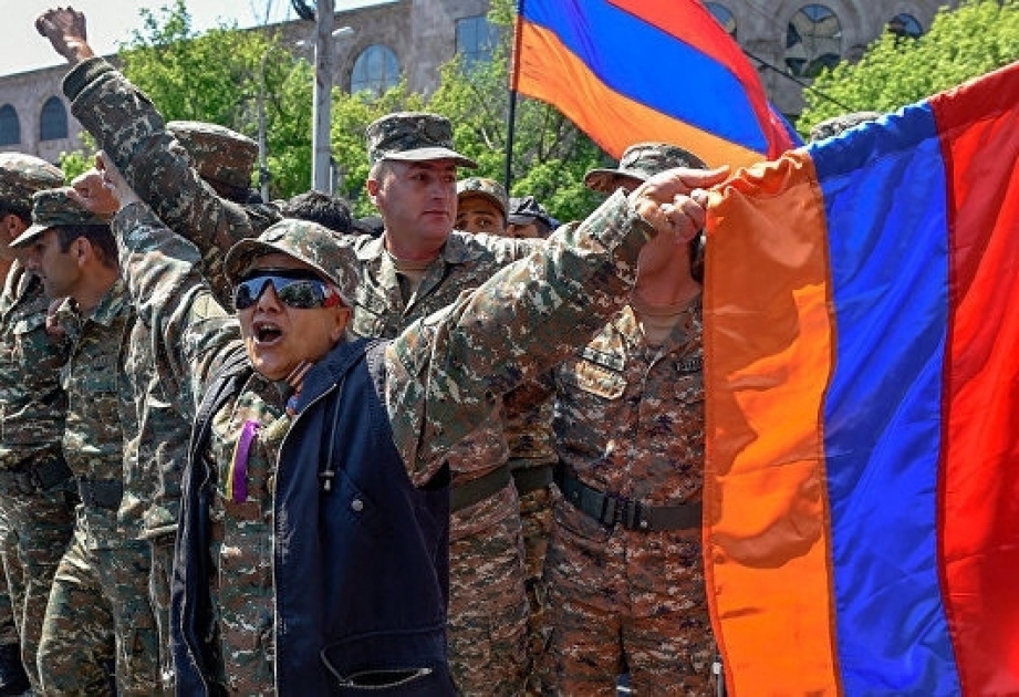 Yerevanda onlarla hərbçi etiraz aksiyalarına qoşulub