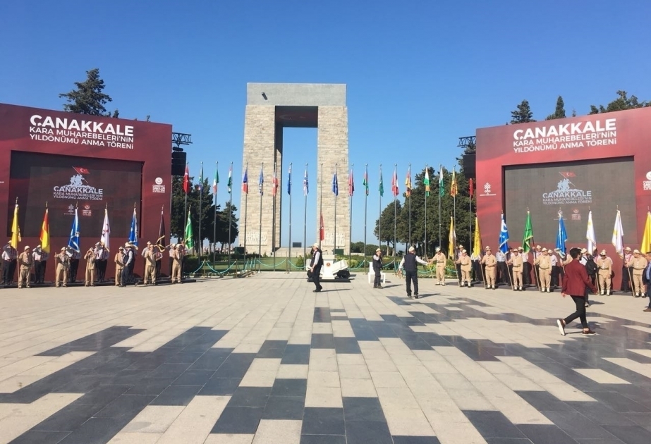 Azərbaycan Respublikası adından Çanaqqala Şəhidlər xiyabanının önünə əklil qoyulub