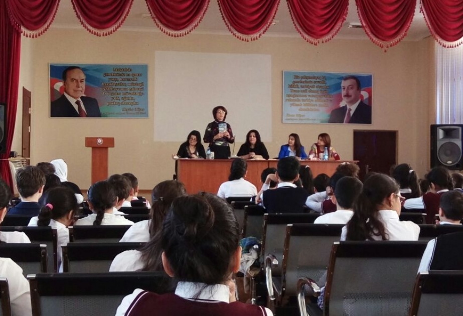 Məktəblilər uşaq yazıçıları ilə görüşüblər