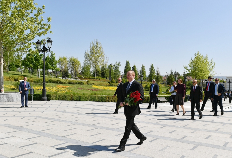 Le président Ilham Aliyev se recueille devant le monument d’Heydar Aliyev à Ankara VIDEO