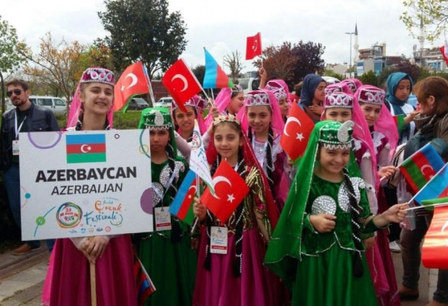 İstanbulda keçirilən bayram mərasimində Azərbaycanın uşaq rəqs qrupunun ifası maraqla qarşılanıb