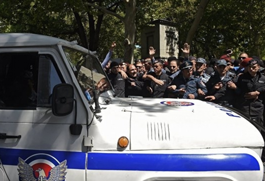 Polis Ermənistan hökumətinin binasını mühafizə altına alıb