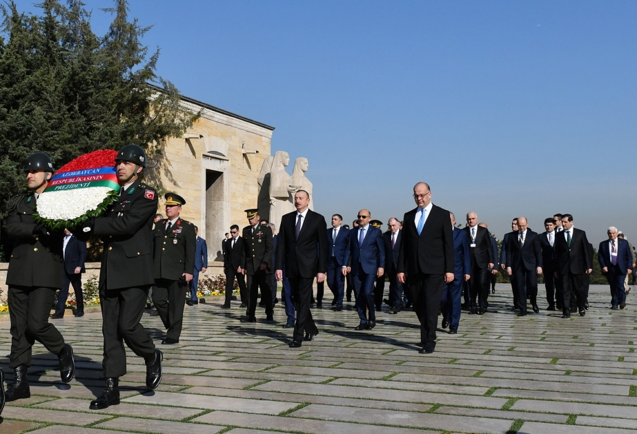 Aserbaidschans Präsident Ilham Aliyev besucht Anitkabir VIDEO
