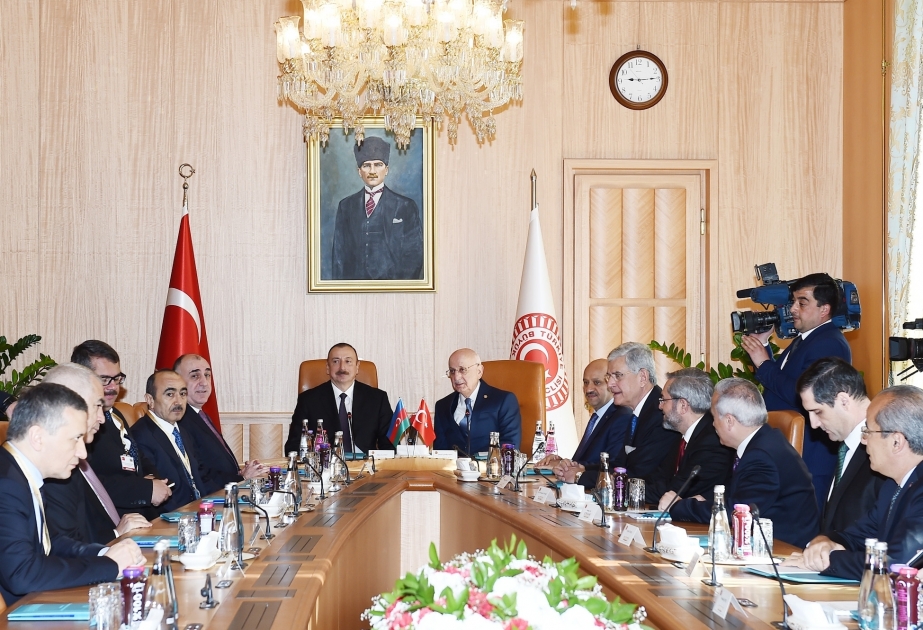Präsident Ilham Aliyev trifft sich mit Präsidenten der Großen Nationalversammlung der Türkei İsmail Kahraman VIDEO