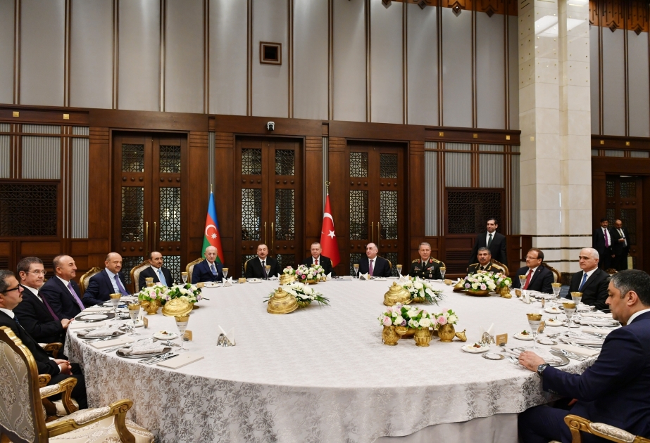 Déjeuner officiel en l’honneur du président azerbaïdjanais VIDEO