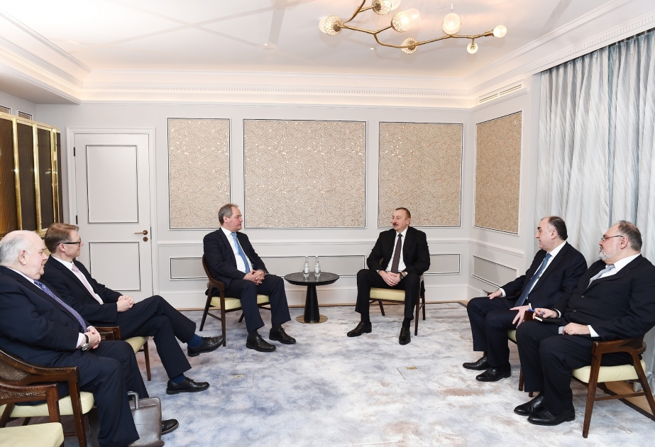 Präsident Ilham Aliyev trifft sich mit einer Gruppe von britischen Parlamentariern VIDEO