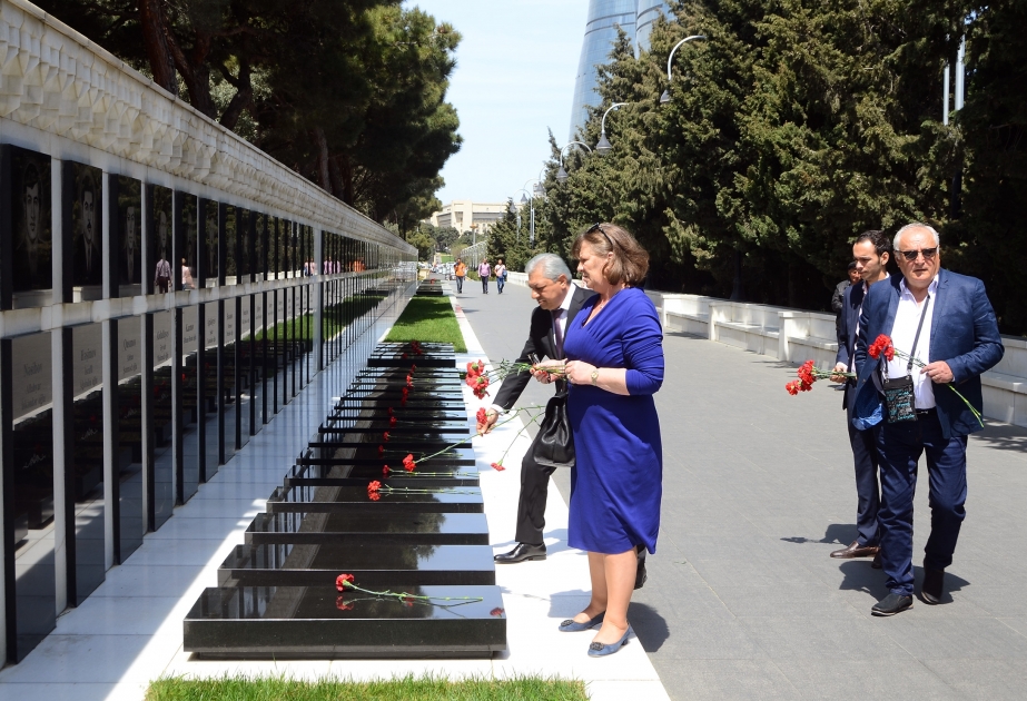 Avropa Parlamentinin Azərbaycan üzrə daimi məruzəçisi Şəhidlər xiyabanını ziyarət edib