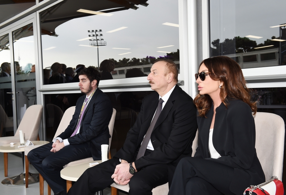 F-1阿塞拜疆大奖赛主赛在巴库举行 阿塞拜疆总统伊利哈姆·阿利耶夫观看比赛