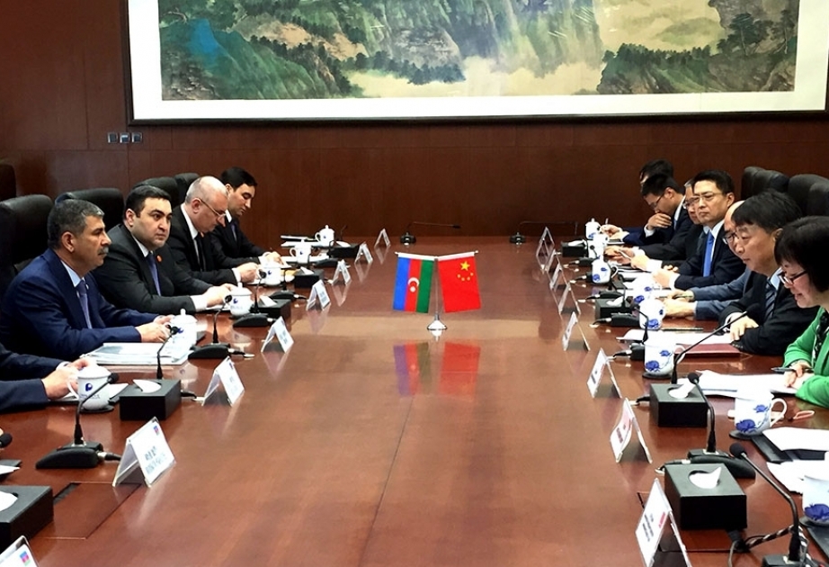 Le ministre azerbaïdjanais de la défense visite la société chinoise Poly Technologies