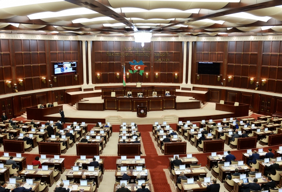 Проходит очередное пленарное заседание Милли Меджлиса