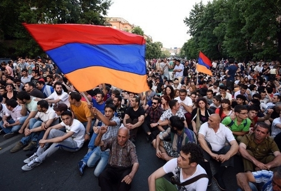Yerevanda etiraz aksiyaları yenidən alovlanıb