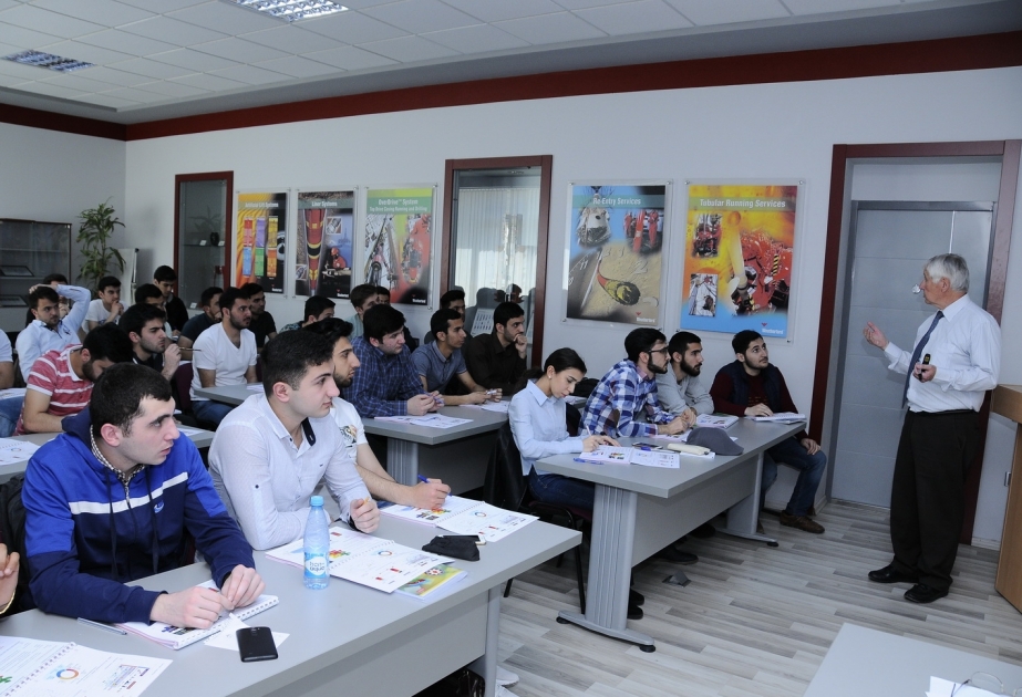 Tanınmış fransalı professor ADNSU-nun tələbələrinə seminar keçir