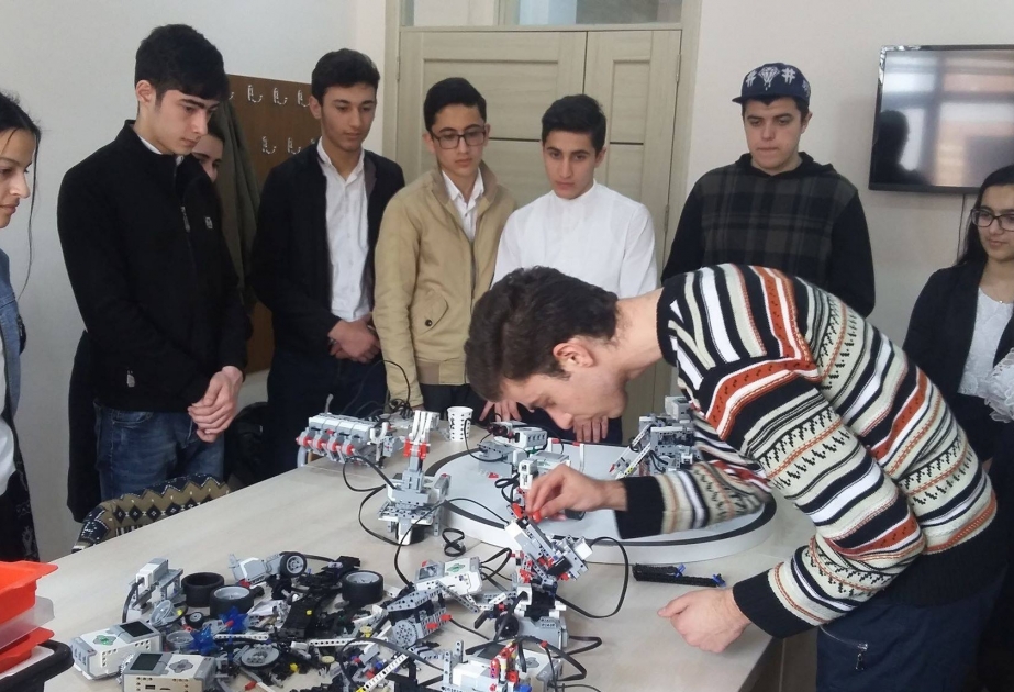Qərbi Kaspi Universitetinin Texnoparkında məktəblilər layihələr üzərində işləyirlər