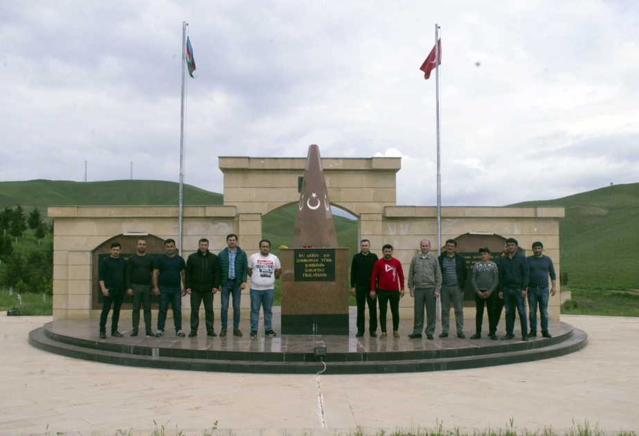 Mərkəzi Elmi Kitabxanasının əməkdaşları naməlum türk əsgərinin məzarı ətrafında yüz ağac əkiblər