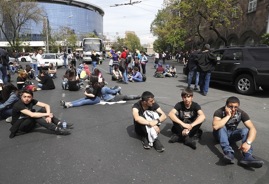 Ermənistana gələn turistlər geri qayıdır, yaxud etirazlara qoşulur