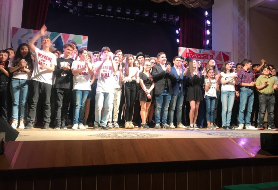 Пицца в зал и все оттенки школьного юмора: в Баку определились финалисты Юниор лиги КВН