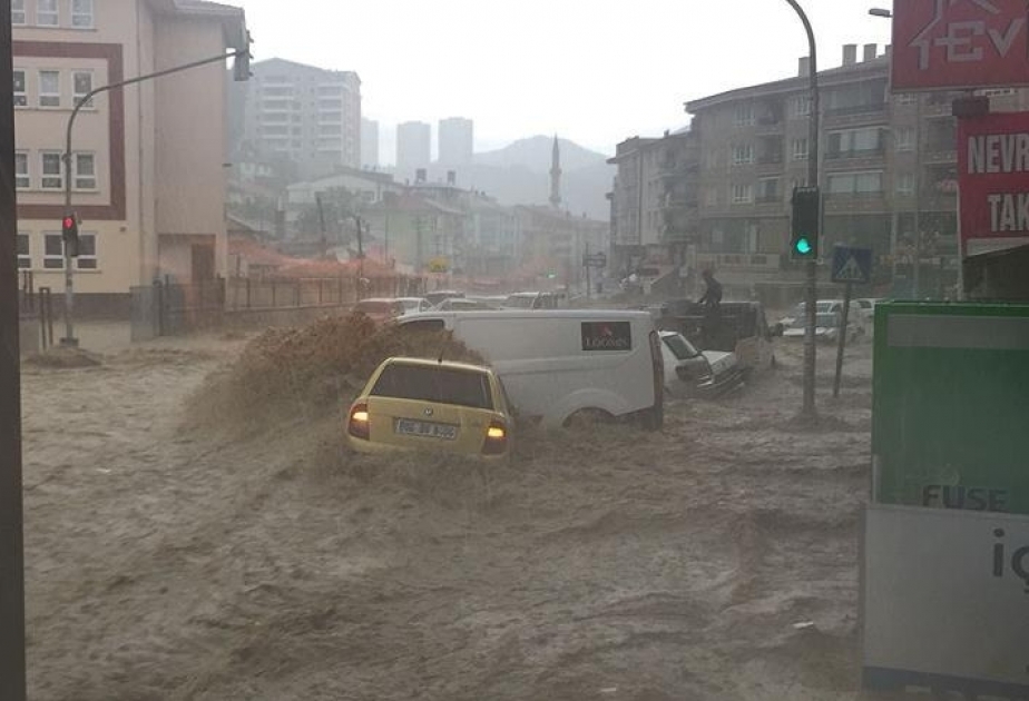 Güclü sel Ankarada fəsadlar yaradıb