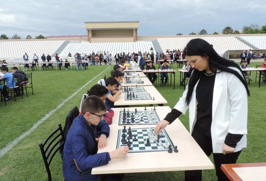 Beynəlxalq Şahmat Festivalının iştirakçıları məktəbli və azyaşlı şahmatçılar üçün seans keçiblər
