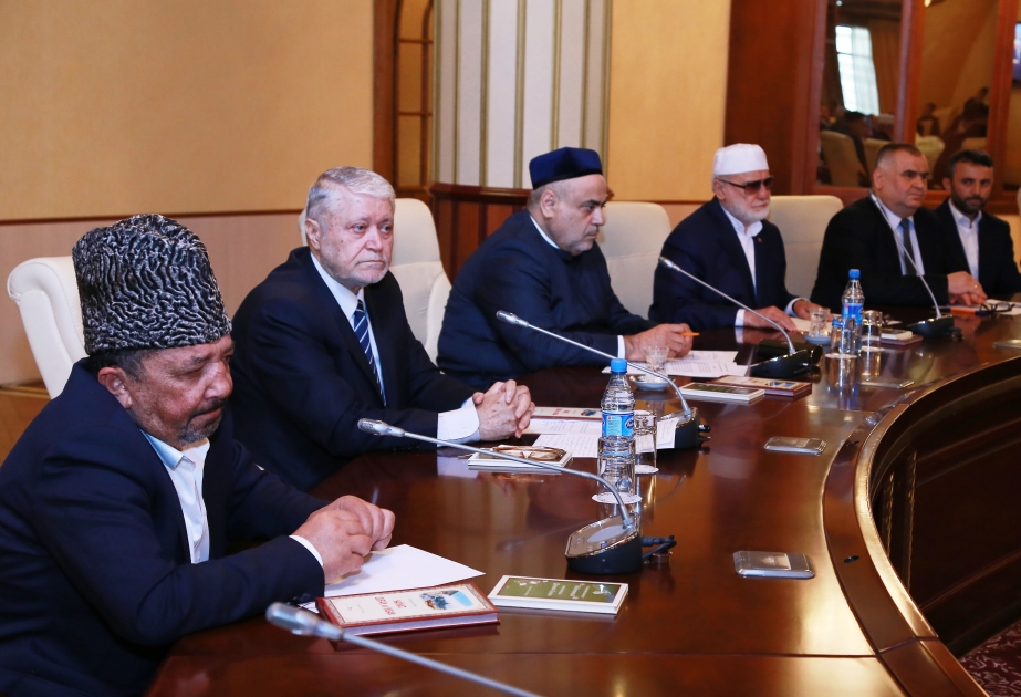 رئيس الإدارة الدينية لمسلمي القوقاز يستقبل الرئيس الفخري لوقف عزيز محمود هدائي التركي مع الوفد المرافق له