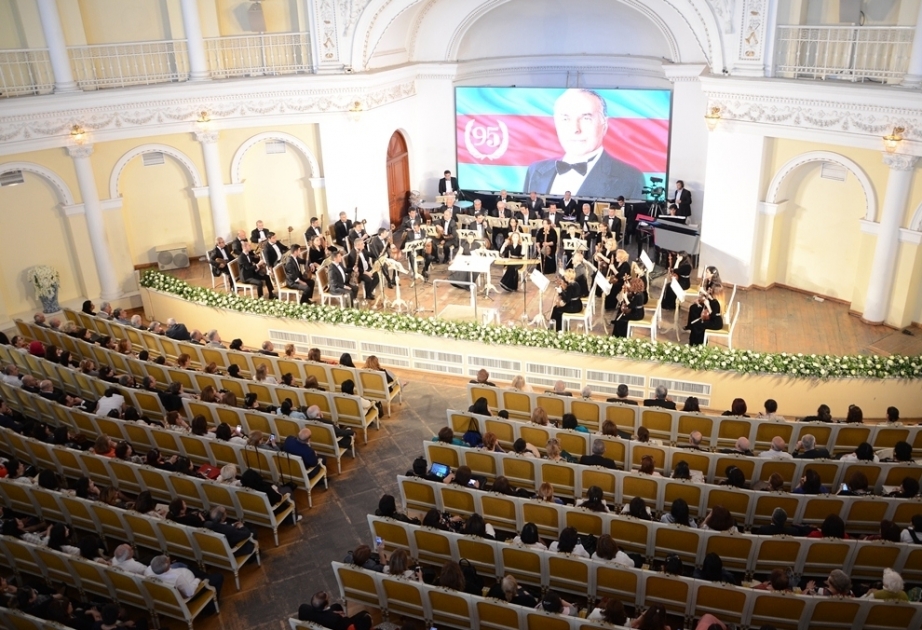 Səbail rayonunda Heydər Əliyevin əziz xatirəsinə həsr olunmuş klassik musiqi gecəsi keçirilib