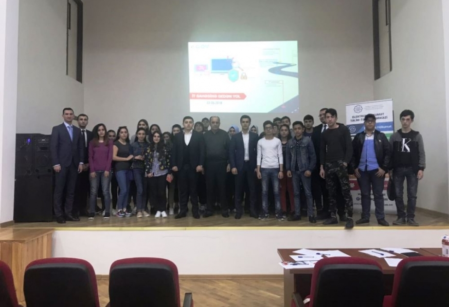 Kollec tələbələri IT karyeranın üstünlükləri barədə məlumatlandırılıb