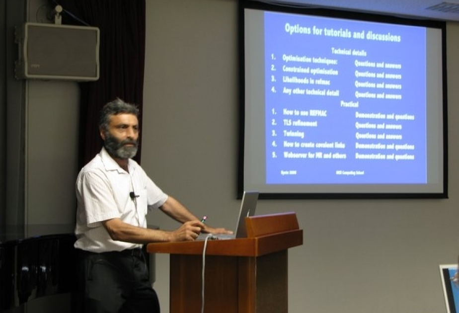 Kembric Universitetinin professoru Molekulyar Biologiya və Biotexnologiyalar İnstitutunda magistrantlara mühazirə oxuyur